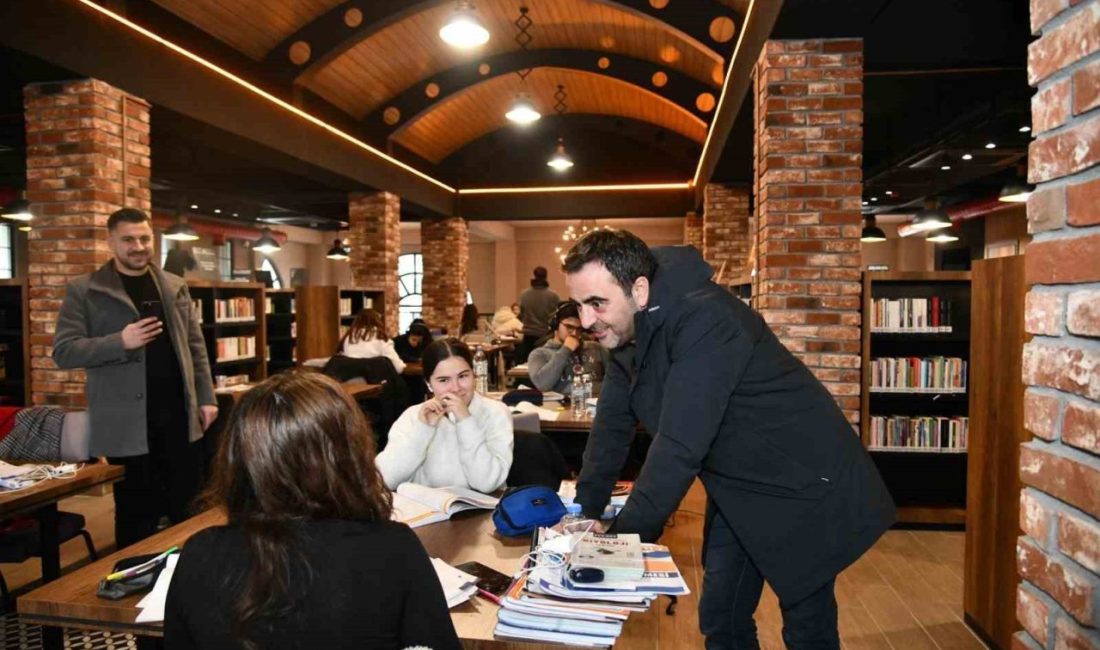 Başiskele’de gençler, kar tatiline rağmen Kitaphane’yi doldurarak ders çalıştı. Başiskele’de