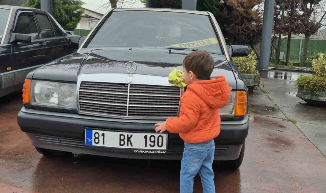 Düzce’de klasik otomobil tutkunları, yağışa rağmen bir araya gelerek gözü