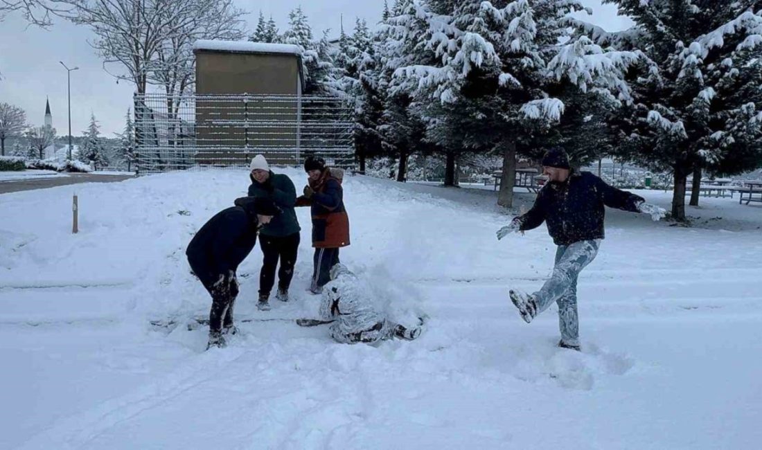 Kocaeli’de sabah saatlerinden itibaren etkili olan kar yağışı, zaman zaman
