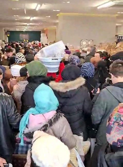 Kocaeli’de açılışı yapılan mağazanın indirim kampanyasını duyan vatandaşlar kapıda uzun