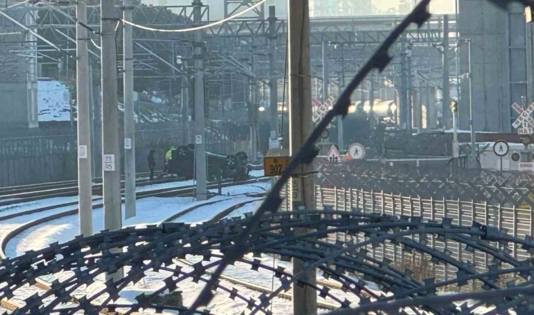 Kocaeli’de Port Yarımca Limanı’na indirilen sıfır otomobil, kontrolden çıkarak tren