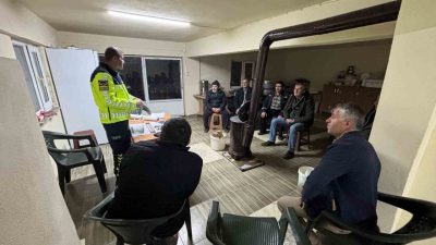 Bolu’da gece şartlarında traktör ve römorkunun görünür olmasının muhtemel kazaların