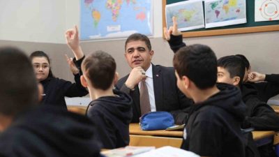 DÜZCE (İHA) – Düzce Valisi Selçuk Aslan, İsmetpaşa Ortaokulu’ndaki sınıflara