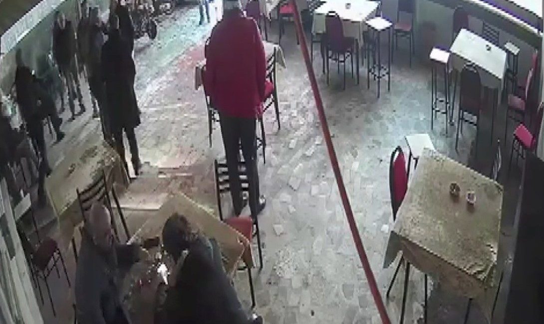 Kocaeli’de okey sayısı ile dalga geçildiğini düşünen şahıs, yan masada