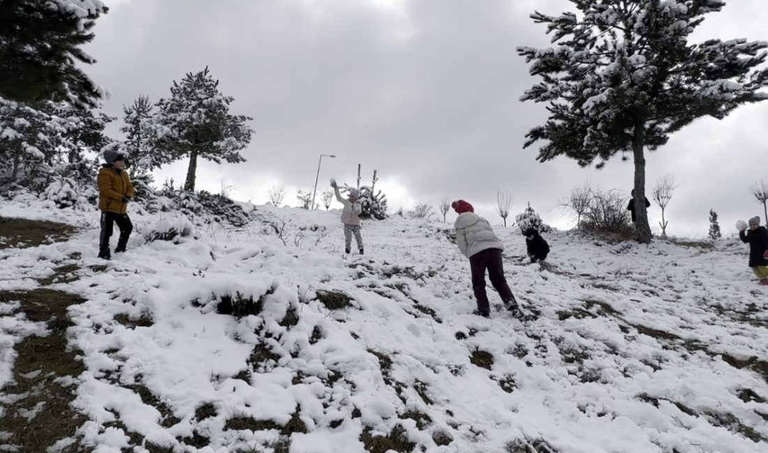 Kastamonu’da kar tatilini fırsat bilen çocuklar, beyaza bürünen şehirde doyasıya