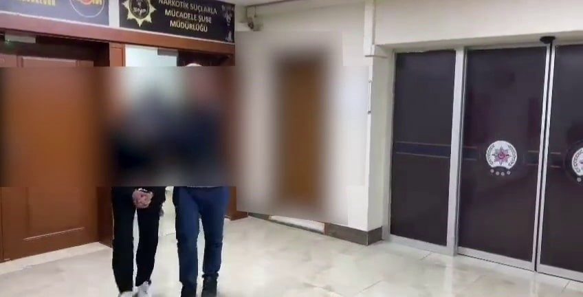 Polisten uyuşturucu operasyonu: 3 gözaltı Sakarya’da polis ekiplerince yapılan uyuşturucu operasyonunda 10 kilogram 100 gram