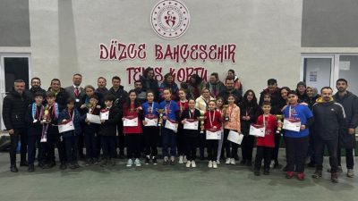 DÜZCE(İHA) – Düzce’de gerçekleştirilen okul sporları küçükler tenis müsabakalarında erkeklerde