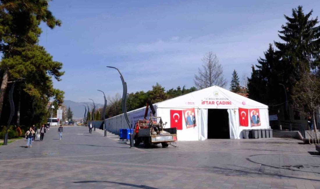 Ramazan ayında binlerce kişiye iftar hizmeti Bolu Belediyesi tarafından Kent Meydanı’nda kurulan çadır, Ramazan ayı boyunca