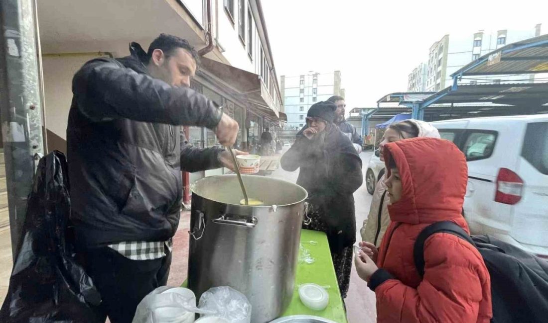 Osmaneli Belediyesi sabah işe, okula giden vatandaşlara sıcak çorba ikram