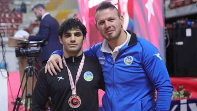 Sakarya Büyükşehir Belediyesi’nin Sivas’ta düzenlenen U23 Grekoromen Güreş Türkiye Şampiyonası’na