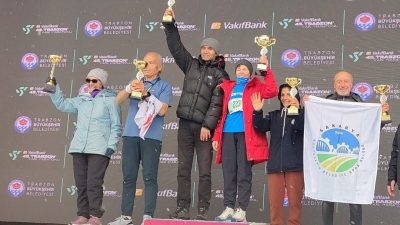 Sakarya Büyükşehir Belediyesi atletizm sporcuları Ali Turan ve İsa Yardımcı,