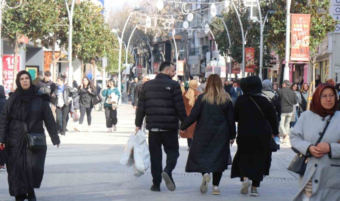 Sakarya’da Ramazan alışverişini son güne bırakan vatandaşlar, çarşı ve pazarlarda