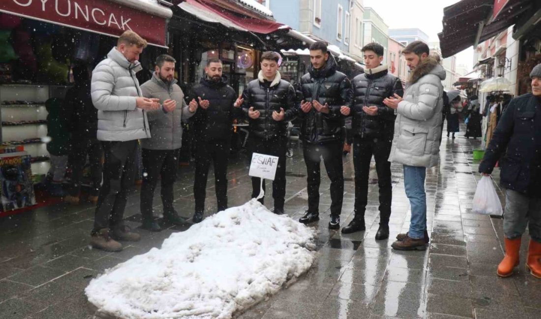 Sakarya’nın Adapazarı ilçesinde esnaf, kar yağışının ardından Tarihi Uzun Çarşı’nın