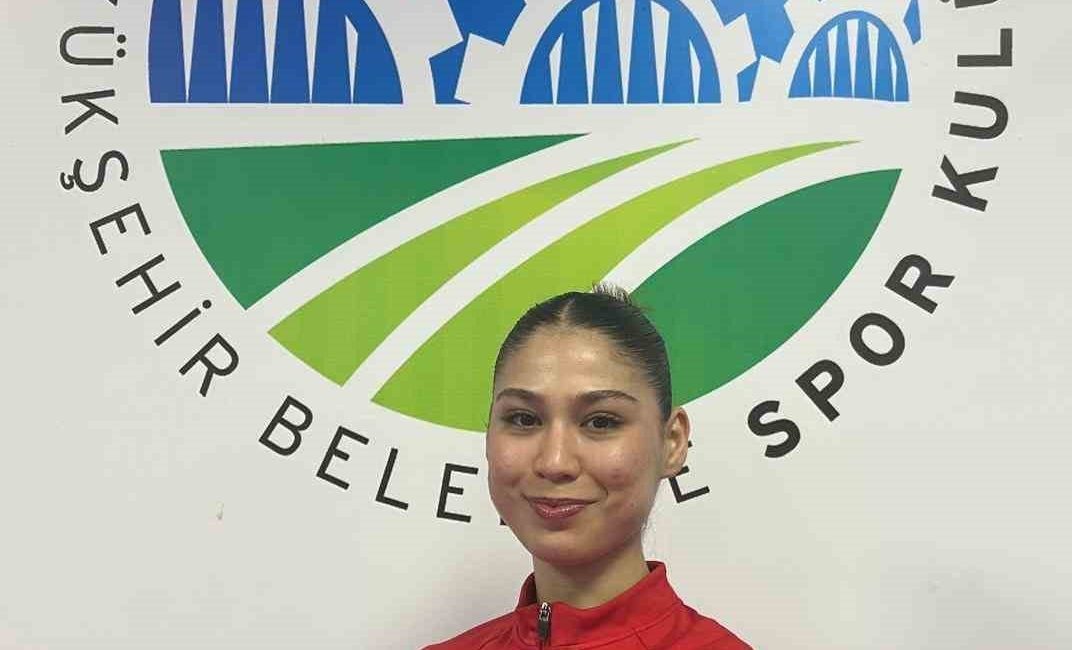 Sakarya Büyükşehir Belediyesi’nin başarılı sporcularından Zümra Rezzan İm, ay yıldızlı