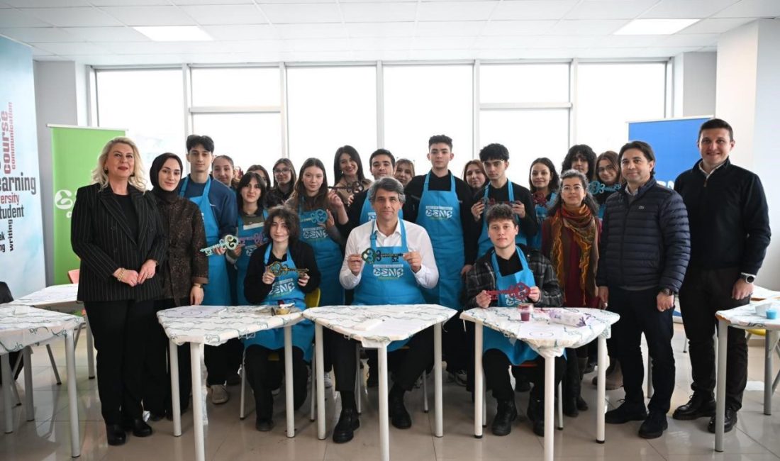 Kartepe’de farkındalık ve sanat atölyesine katılan gençler, hem kişisel hem