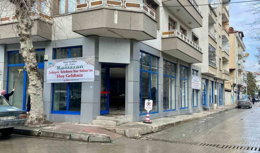 Taşköprü Belediyesi, iftar çadırını bu yıl kapalı alanda kuracak Taşköprü Belediyesi, hayırsever vatandaşların destekleriyle her yıl Cumhuriyet Meydanı’nda kurulan