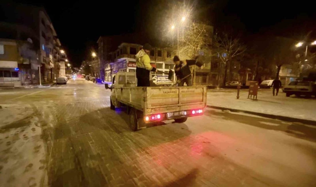 Taşköprü Belediyesi, cadde ve sokaklarda karla mücadele ve kumlama çalışması