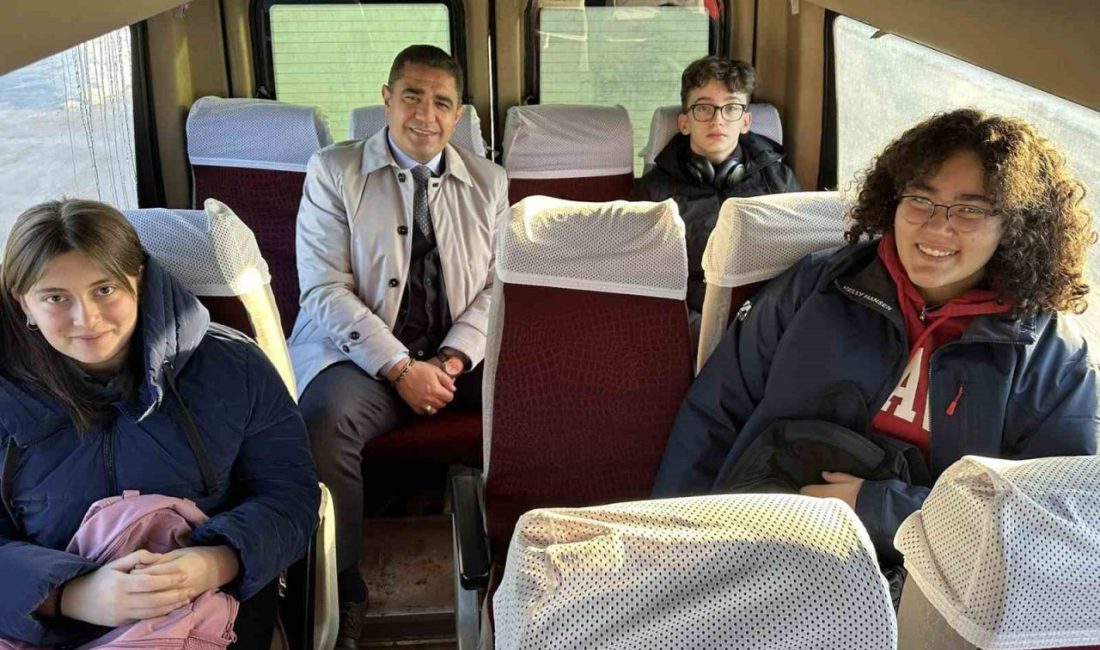 Vali Aslan kızının okul servisine binerek güne başladı DÜZCE(İHA) – Düzce Valisi Selçuk Aslan, güne kızının okul servisine