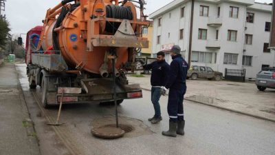 Düzce Belediyesi, etkili yağışlar öncesi su birikintisi ve koku risklerine