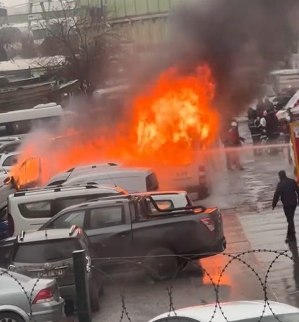 Yalova’nın Altınova ilçesinde faaliyet gösteren bir tersanenin otoparkında bulunan servis