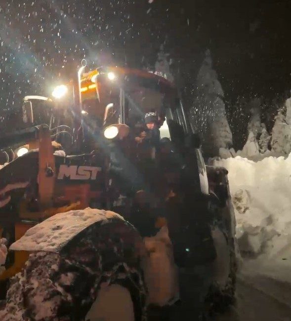 Kastamonu’nun İnebolu ilçesinde yolu kar nedeniyle kapanan köyde hastalanan bir