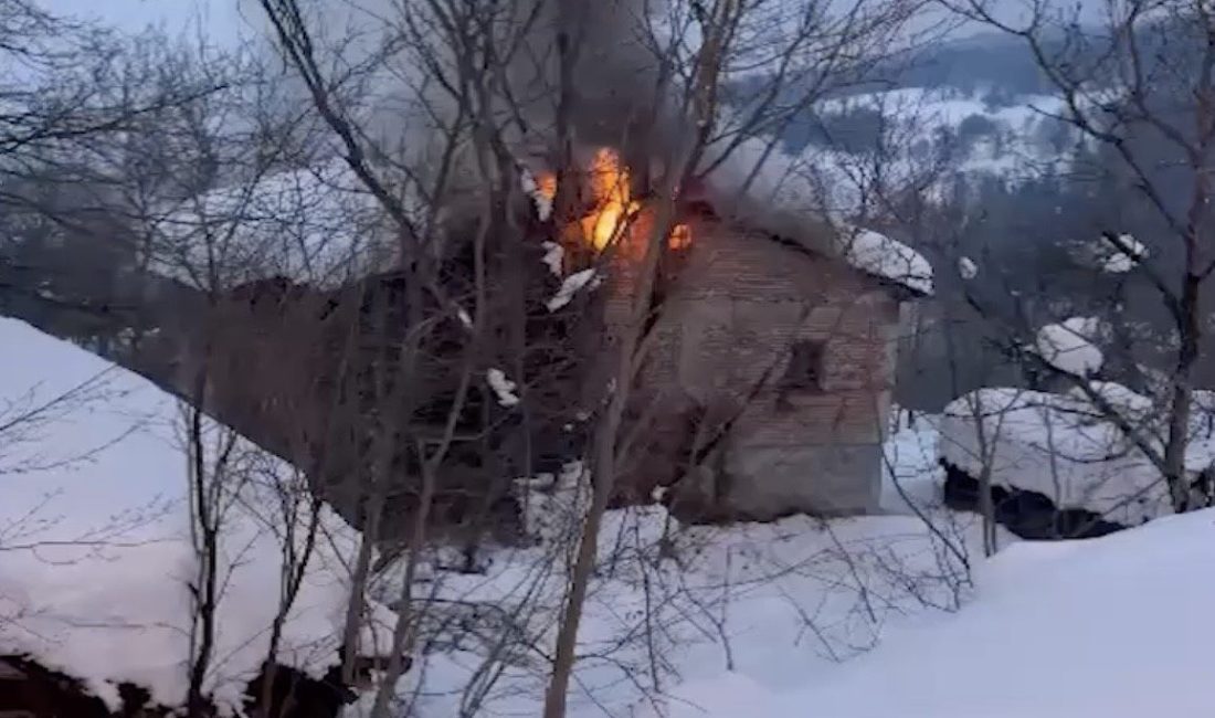 Kastamonu’nun İnebolu ilçesinde kar sebebiyle yolu ulaşıma kapanan köydeki 2