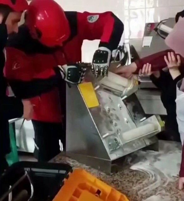 Sakarya’nın Serdivan ilçesinde kız öğrenci yurdunun mutfağında öğrencilere lahmacun yaptığı