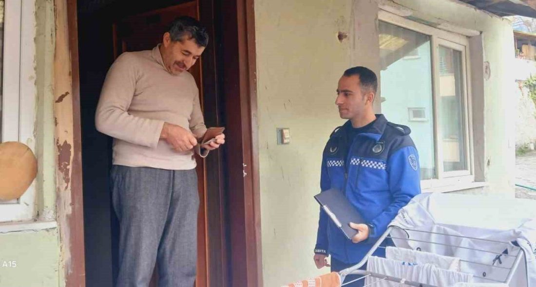Kocaeli’de zabıta ekipleri cüzdanını düşüren vatandaşın yardımına koştu. Zabıta ekiplerinin