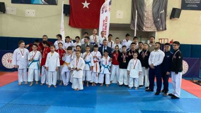 DÜZCE(İHA) – Düzce’de gerçekleştirilen okul sporları karate yıldızlar, küçükler ve