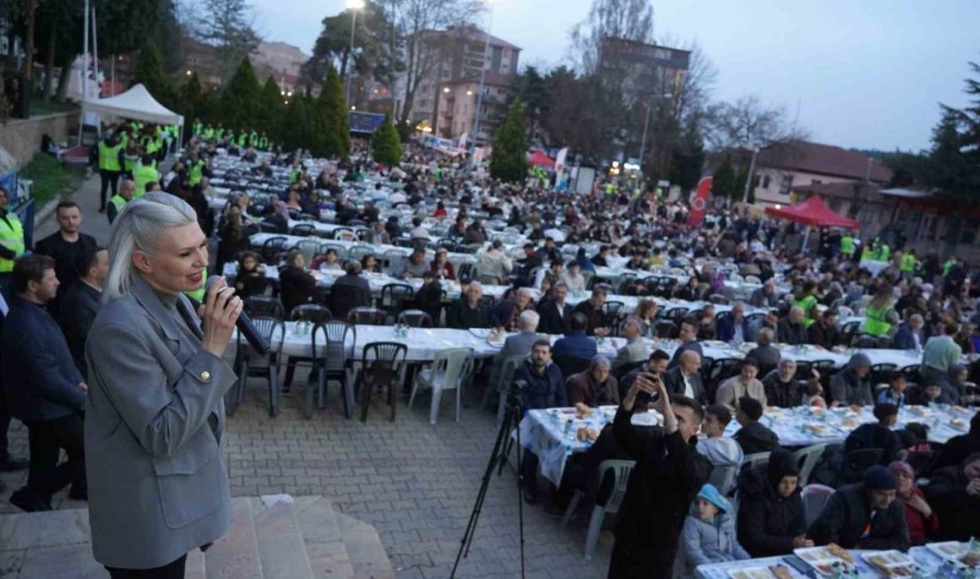 4 bin kişi aynı sofrada iftar açtı Bilecik Belediyesi tarafından düzenlenen iftar programında 4 bin vatandaş, aynı