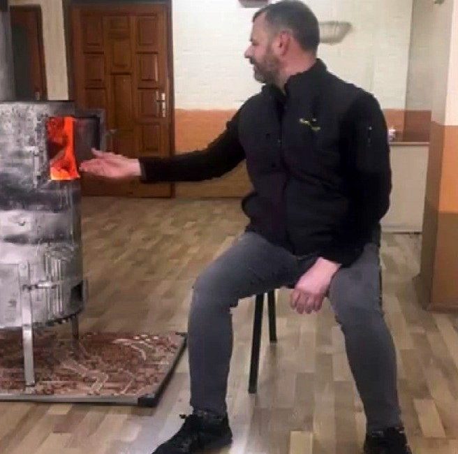 800 bin lira alacağı olan esnaf, sitem ederek veresiye defterini sobada yaktı Sakarya’nın Pamukova ilçesinde borcunu ödemeyenlere sitem eden esnaf, 800 bin