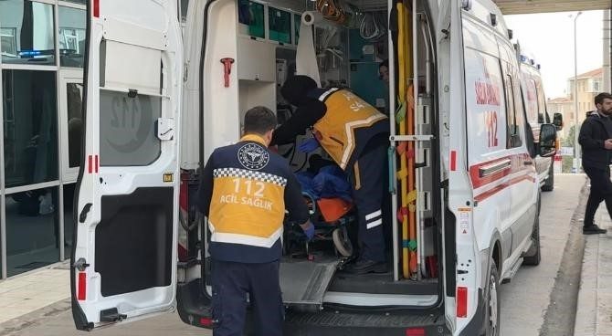 Aldatıldığını düşünerek karısını ve evinde gördüğü adamı bıçakladı Kocaeli’de evinde karısı ile başka bir adamı gören koca, aldatıldığını