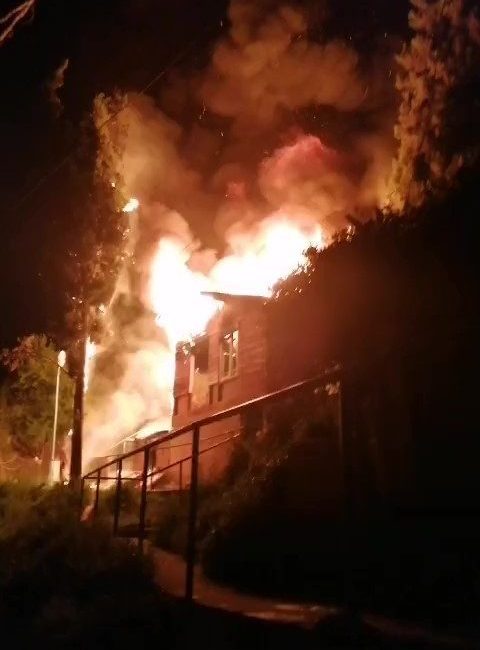 Kocaeli’nin İzmit ilçesinde alkollü olduğu iddia edilen şahıs, evini ateşe