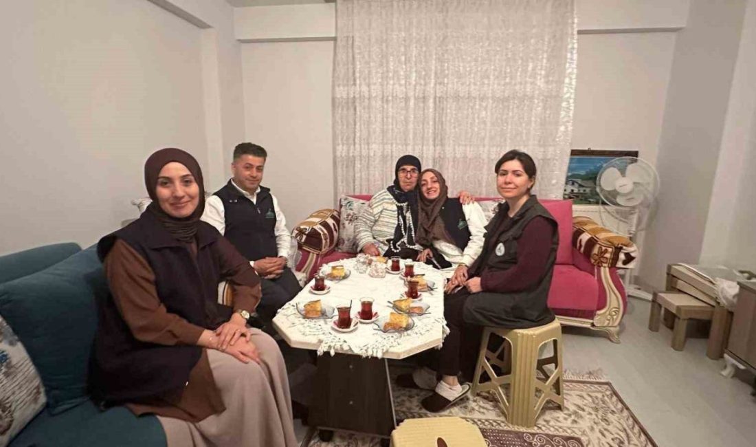 Alo Evlat, büyüklere sıcaklık getiriyor Kartepe Belediyesi’nin ödüllü projesi Alo Evlat Sağlık Kulübü, bakımını üstlendiği