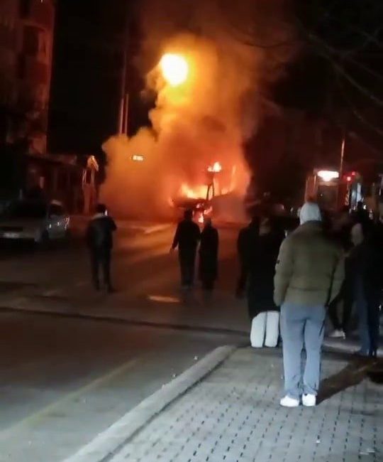 Arızalanan minibüs alev topuna döndü Sakarya’nın Erenler ilçesinde arızalanan minibüs alev topuna döndü. İtfaiye ekiplerinin
