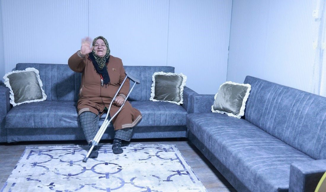 Kocaeli’de yalnız ve yıkık evde yaşayan Ayşe Teyze’ye prefabrik ev