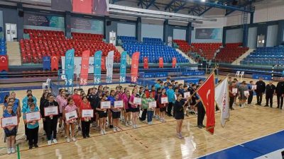 DÜZCE(İHA) – Düzce’nin ev sahipliğinde gerçekleştirilen yıldızlar badminton grup müsabakaları