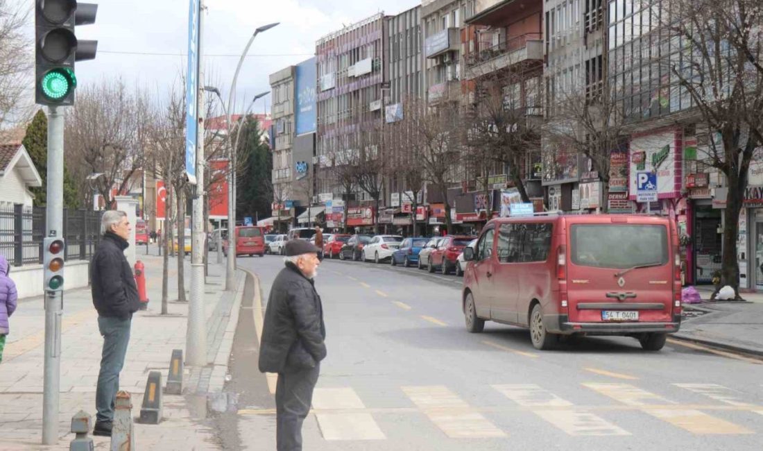Sakarya’da 1-7 Mart Yeşilay Haftası çerçevesinde şehirdeki trafik lambalarına yapıştırılan