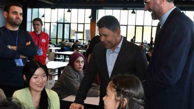 Ulaştırma ve Altyapı Bakan Yardımcısı Osman Boyraz, öğrencilerle bir araya