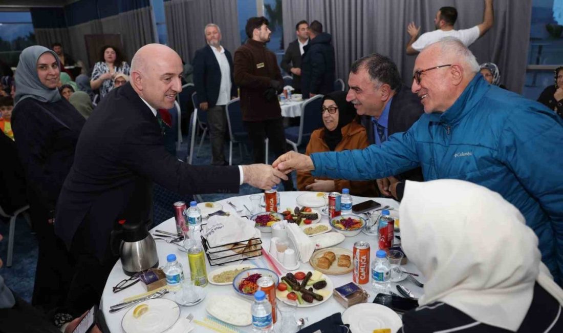 Başkan Bıyık, Darıca’nın çınarlarıyla bir araya geldi Darıca Belediye Başkanı Muzaffer Bıyık, 65 yaş üstü büyüklerle bir