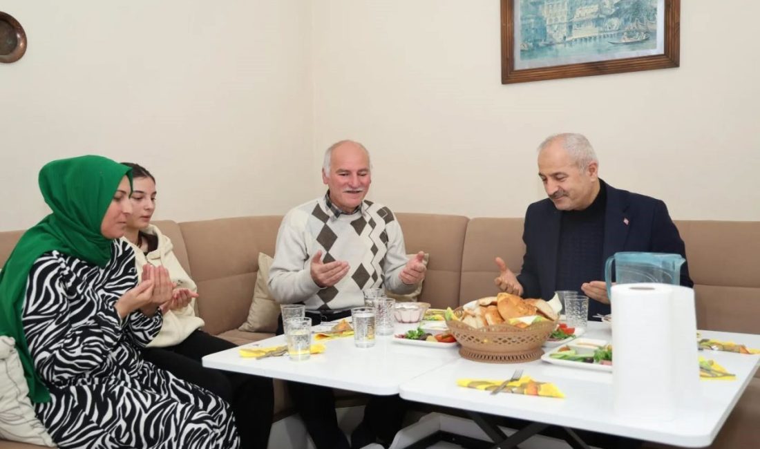 Gebze Belediye Başkanı Zinnur Büyükgöz, iftara hemşehrilerinin evine konuk olup