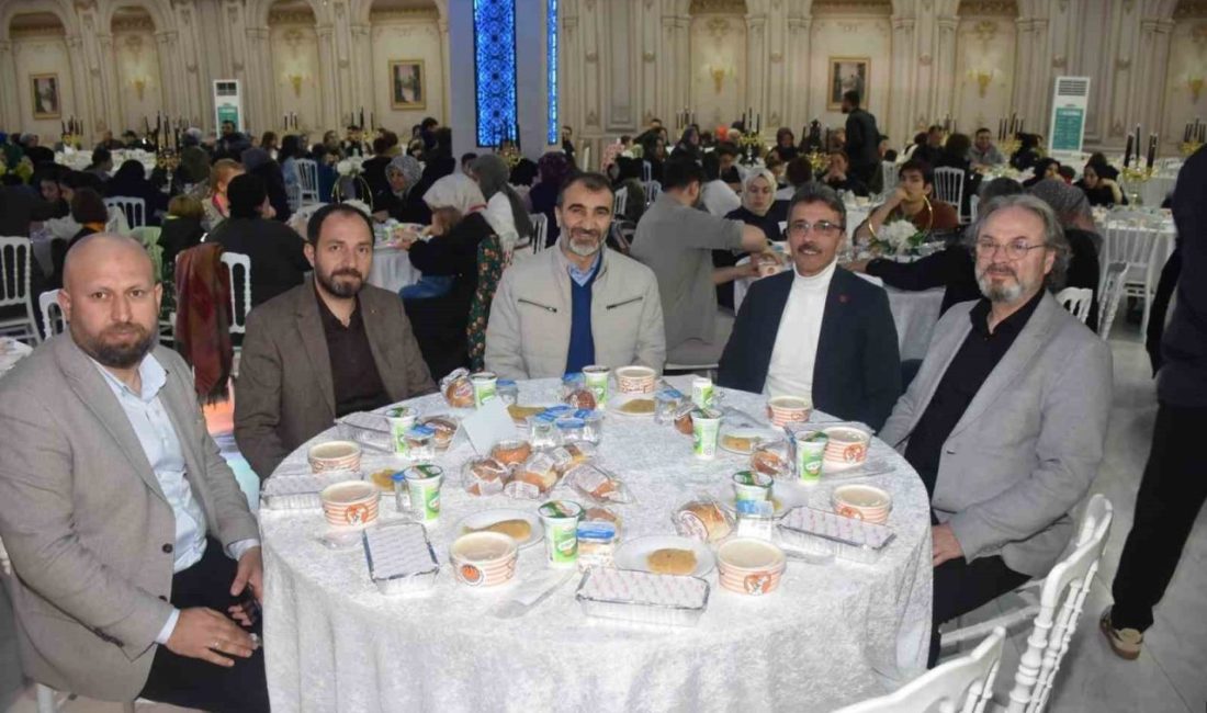 Başkan Dinç: “Ramazan birlikte güzel” Vatandaşlar ile iftar sofralarında buluşan Erenler Belediye Başkanı Şenol Dinç,