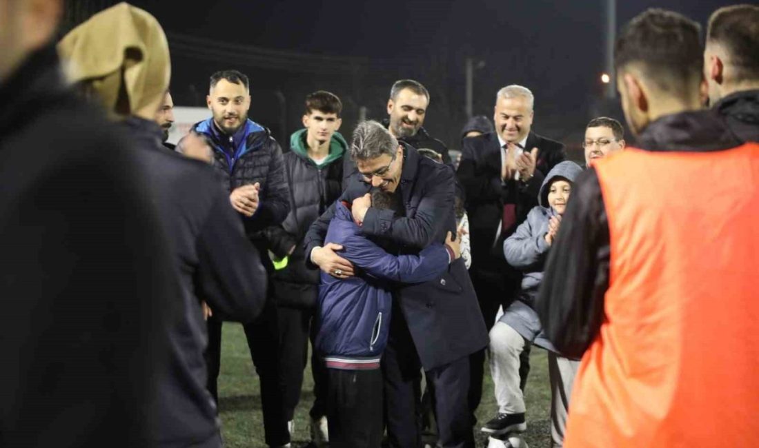 Yenimahallespor yönetici ve oyuncularıyla idman programında buluşan Erenler Belediye Başkanı