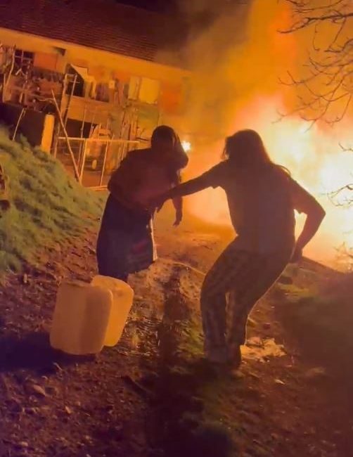 Bolu’da gece saatlerinde samanlıkta çıkan yangın, bitişiğinde bulunan eve sıçradı.