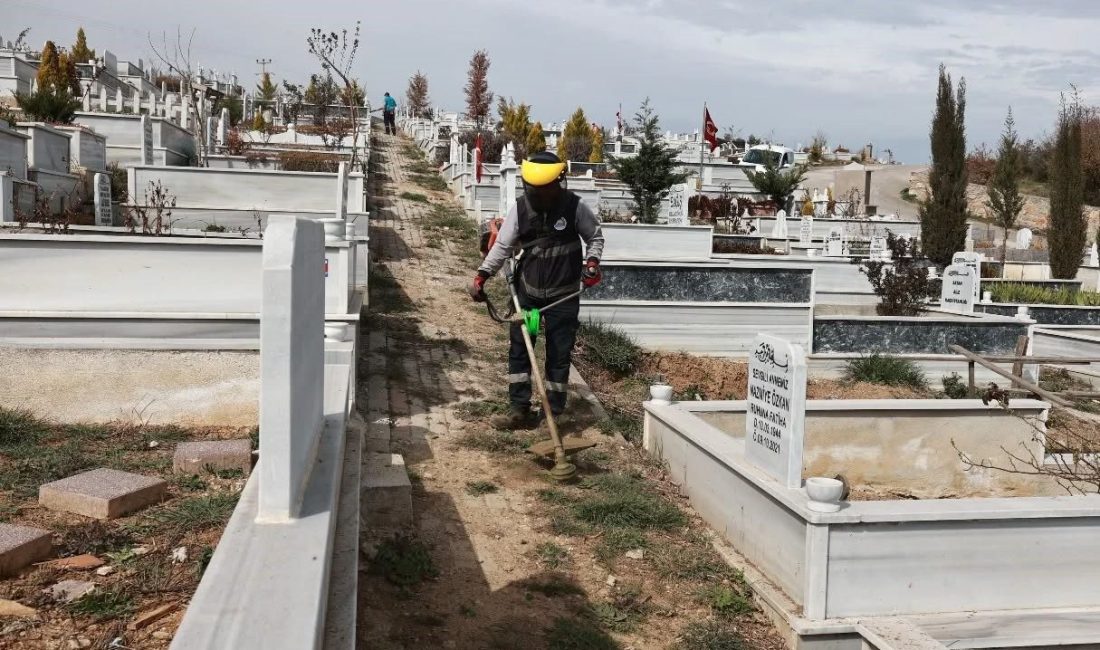 Gebze’de ekipler, bayram öncesinde mezarlıklarda temizlik ve bakım çalışmaları gerçekleştiriyor.