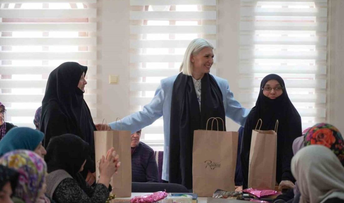 Bilecikli kadınlardan mukabele programı Bilecik Belediye Başkanı Melek Mızrak Subaşı, mahalle konaklarında ramazan ayı