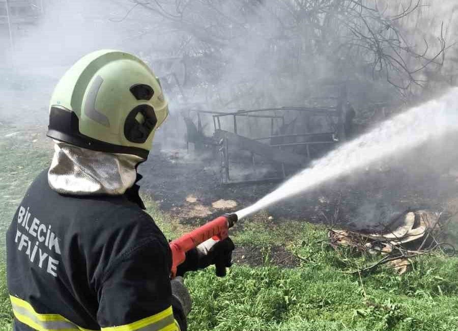 Bilecik’te boş bir arazide çıkan yangın itfaiye ekiplerinin anında müdahalesiyle