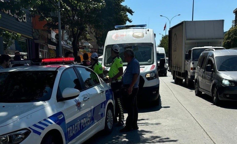 Bilecik’te seyir halindeki hafifi ticari araç ile motosikletin çarpışması sonucu