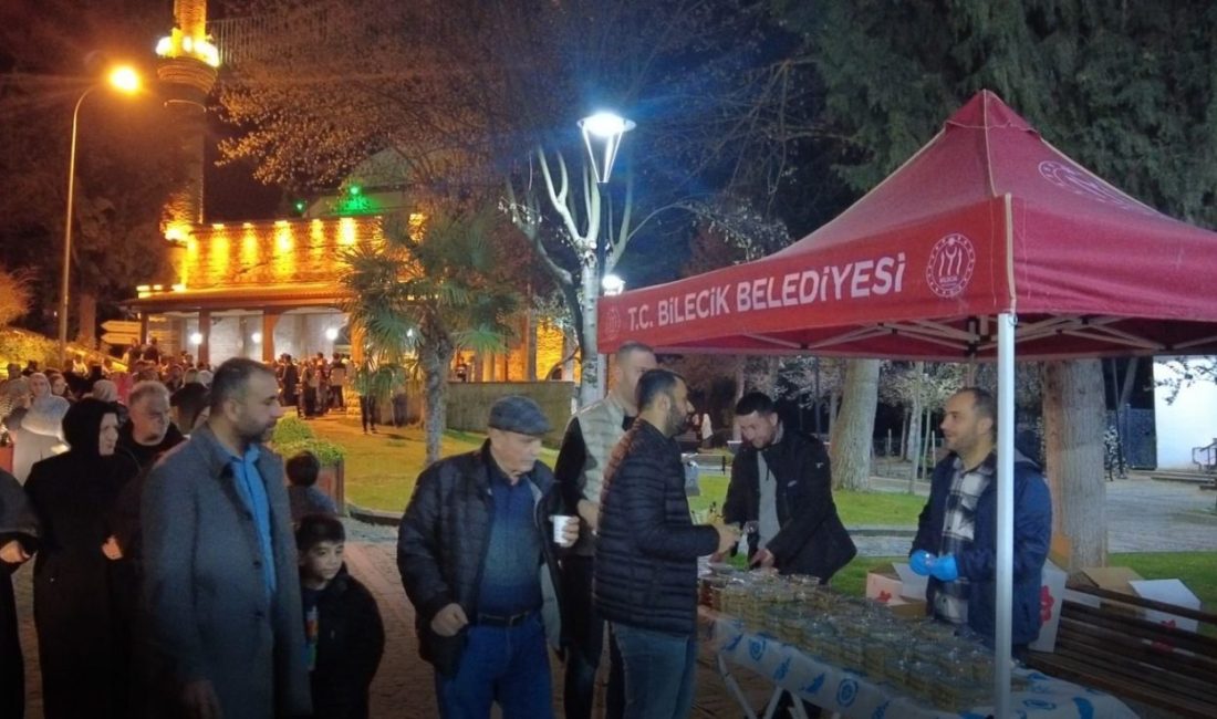 Bilecik’te vatandaşlara helva dağıtıldı Bilecik Belediyesi tarafından camilerde yatsı namazı sonrasında vatandaşlara helva ikramı