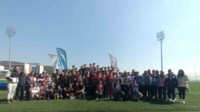 DÜZCE(İHA) – Düzce’de gerçekleştirilen atletizm müsabakalarına 8 okuldan 93 sporcu